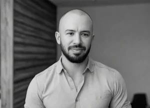 Retrato do Rique Souza, CEO e fundador da Agência Clave, especialista em SEO e GEO e Relações Públicas.