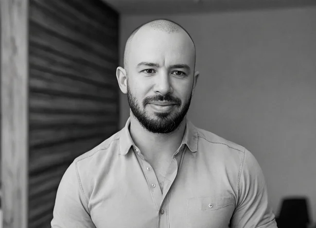 Rique Souza - especialista em SEO, GEO e CEO da Agência Clave